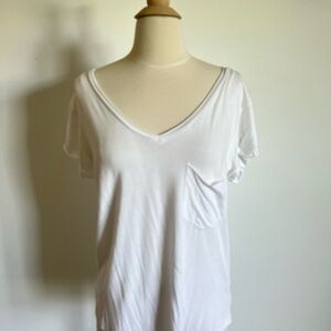 American Eagle Outfitters White V-Neck Tee size Medium
